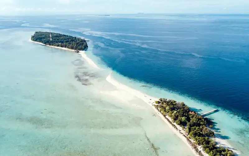 Exploring the beautiful sandbars of Pulau Mataking with Sisipan Island Resort in the Semporna archipelago
