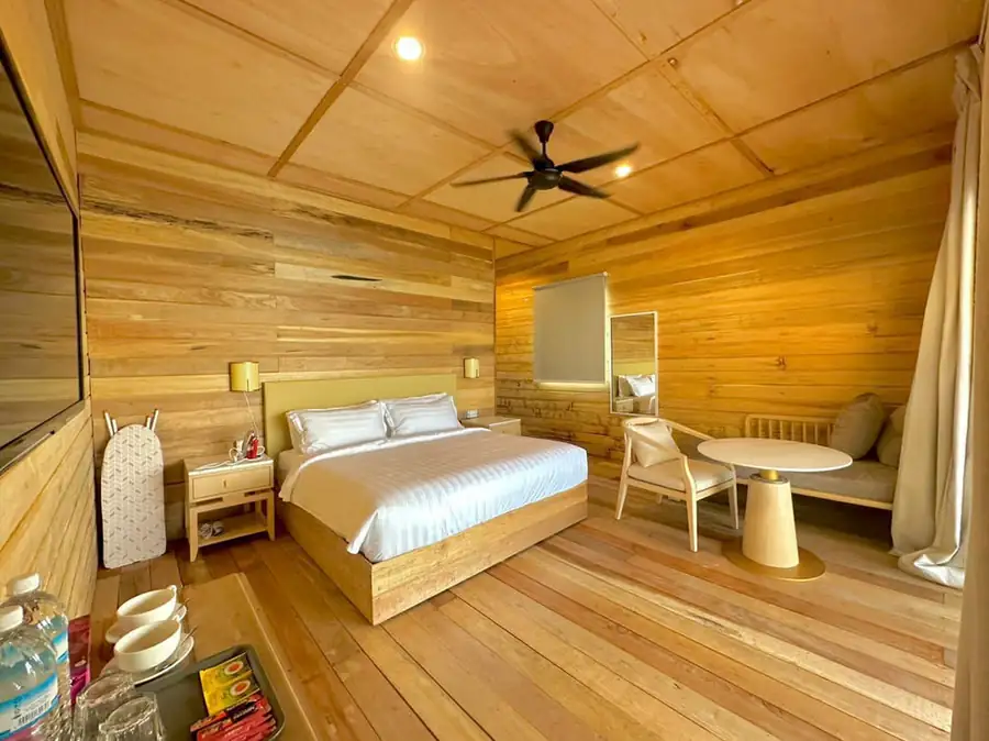 Bright king bedroom Sisipan Island Resort