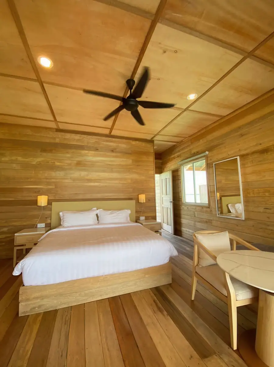 Comfortable king room Sisipan Island Resort