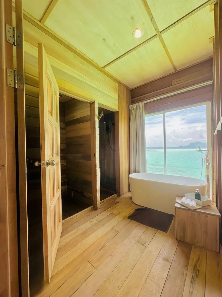 Luxury ocean view bathtub Sisipan Island Resort
