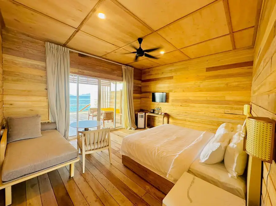 Oceanfront king bedroom Sisipan Island Resort