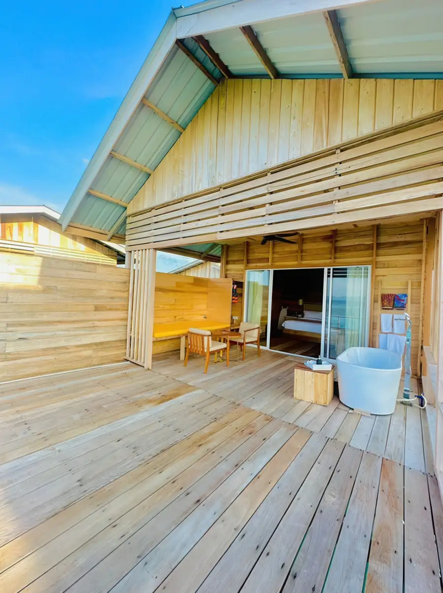 Outdoor bathtub with ocean view Sisipan Island Resort