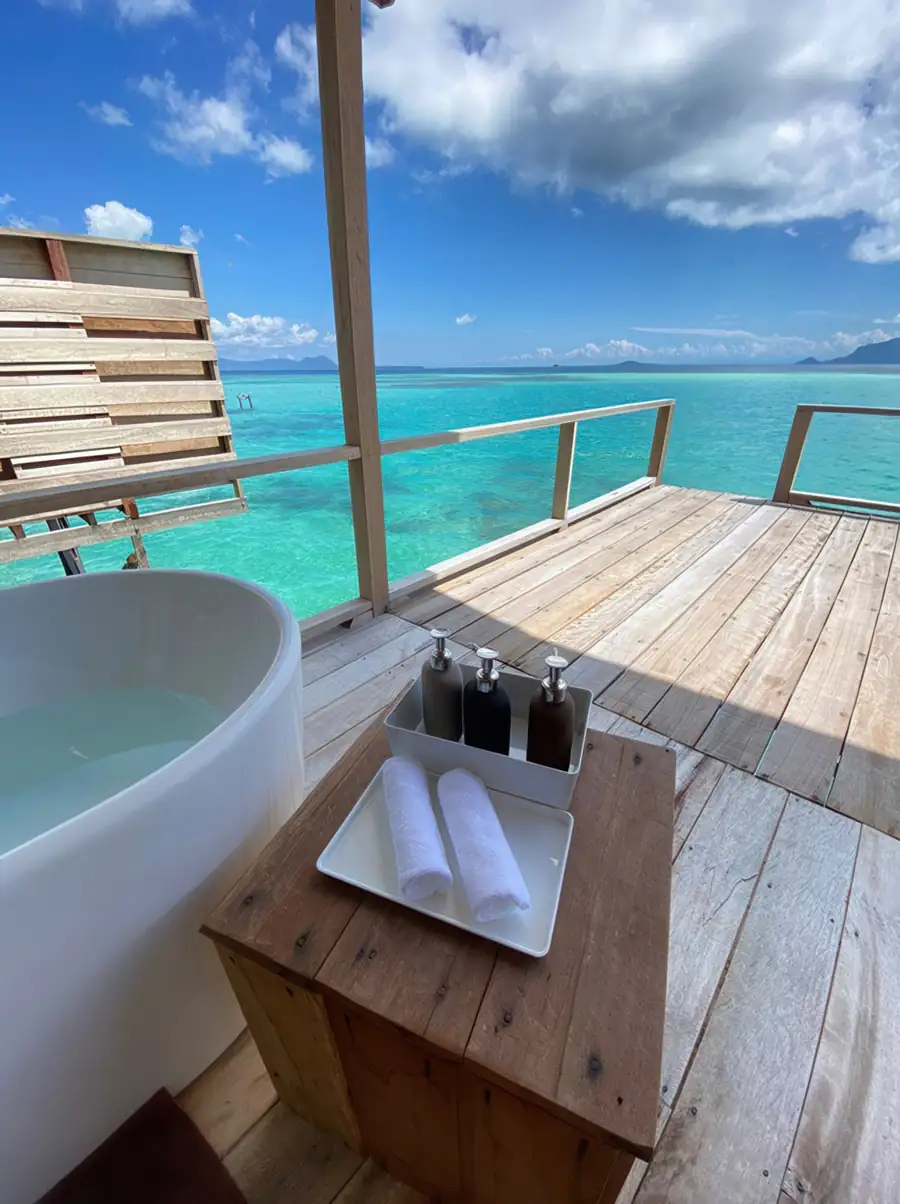 Relaxing outdoor bath with ocean view Sisipan Island Resort