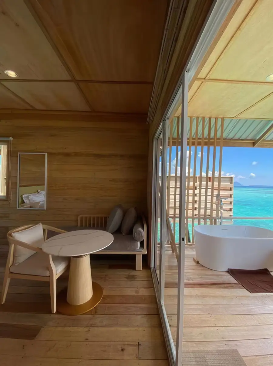 Round outdoor bathtub on balcony Sisipan Island Resort