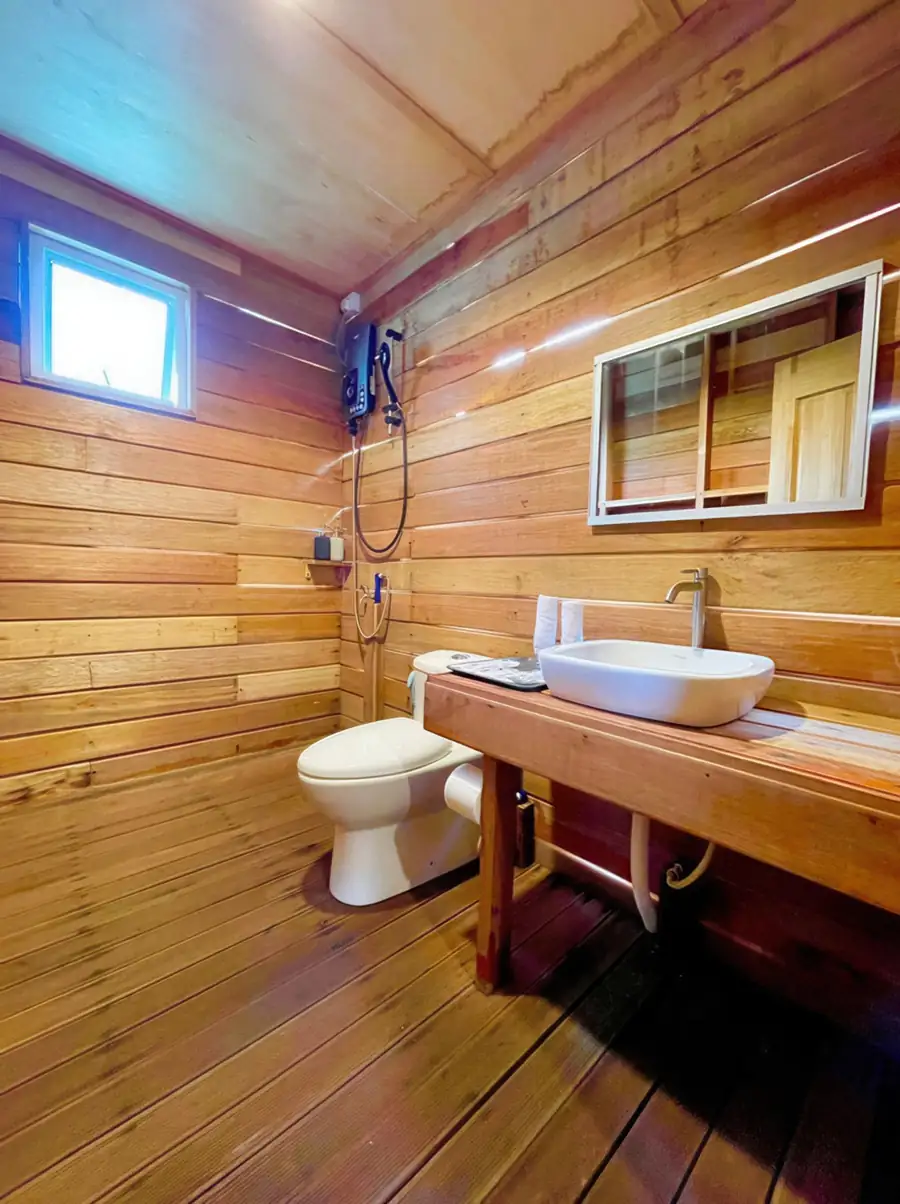 Timber bathroom design Sisipan Island Resort